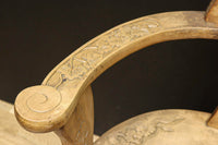 可憐な彫刻が優雅な佇まいを飾る軽井沢彫りの椅子 DC5433