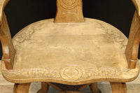 可憐な彫刻が優雅な佇まいを飾る軽井沢彫りの椅子 DC5433