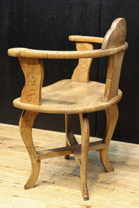 可憐な彫刻が優雅な佇まいを飾る軽井沢彫りの椅子 DC5433