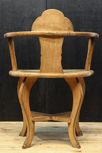 可憐な彫刻が優雅な佇まいを飾る軽井沢彫りの椅子 DC5433