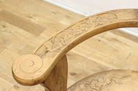 可憐な彫刻が優雅な佇まいを飾る軽井沢彫りの椅子 DC5433