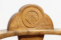 可憐な彫刻が優雅な佇まいを飾る軽井沢彫りの椅子 DC5433