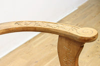 可憐な彫刻が優雅な佇まいを飾る軽井沢彫りの椅子 DC5433