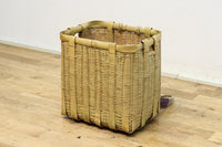 カラフルな背負い紐が可愛らしい大きな竹カゴ DC5565