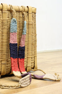 カラフルな背負い紐が可愛らしい大きな竹カゴ DC5565
