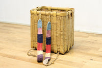 カラフルな背負い紐が可愛らしい大きな竹カゴ DC5565