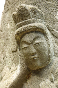 苔むした優しい風合いに包まれた美しい佇まいの如意輪観音 DC5656