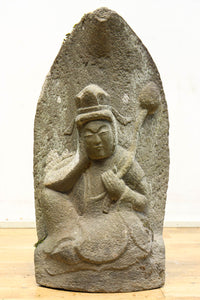 苔むした優しい風合いに包まれた美しい佇まいの如意輪観音 DC5656