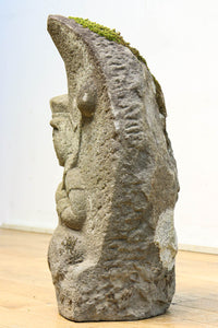 苔むした優しい風合いに包まれた美しい佇まいの如意輪観音 DC5656