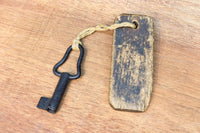味わい深く時代の趣きある板札付き古鍵 D5708