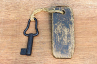 味わい深く時代の趣きある板札付き古鍵 D5708