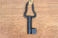 味わい深く時代の趣きある板札付き古鍵 D5708