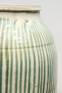 緑色の柔らかな縦縞柄が趣きある信楽焼の大きなカメ DC5784