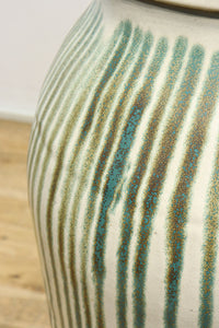 緑色の柔らかな縦縞柄が趣きある信楽焼の大きなカメ DC5784