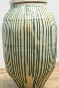 緑色の柔らかな縦縞柄が趣きある信楽焼の大きなカメ DC5784