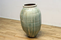 緑色の柔らかな縦縞柄が趣きある信楽焼の大きなカメ DC5784