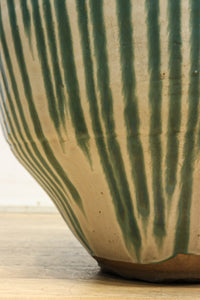 緑色の柔らかな縦縞柄が趣きある信楽焼の大きなカメ DC5784