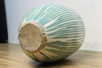 緑色の柔らかな縦縞柄が趣きある信楽焼の大きなカメ DC5784