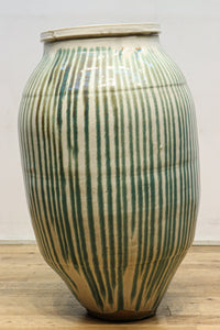 緑色の柔らかな縦縞柄が趣きある信楽焼の大きなカメ DC5784