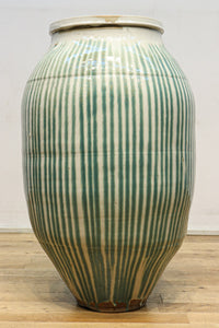 緑色の柔らかな縦縞柄が趣きある信楽焼の大きなカメ DC5784