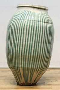 緑色の柔らかな縦縞柄が趣きある信楽焼の大きなカメ DC5784