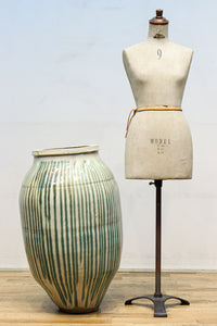 緑色の柔らかな縦縞柄が趣きある信楽焼の大きなカメ DC5784