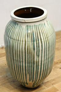 緑色の柔らかな縦縞柄が趣きある信楽焼の大きなカメ DC5784