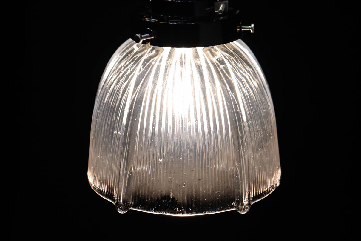 気泡を含んだ透明のプレスガラスの電笠　DC5875