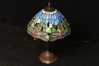 涼し気なステンドグラスにトンボ柄が馴染むスタンドライト DC5924