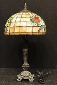 オレンジのステンドグラスが温かみある明りを灯すスタンドライト DC6013