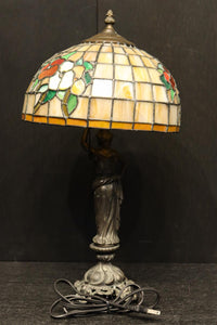 オレンジのステンドグラスが温かみある明りを灯すスタンドライト DC6013