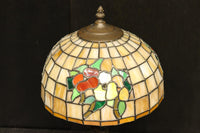 オレンジのステンドグラスが温かみある明りを灯すスタンドライト DC6013