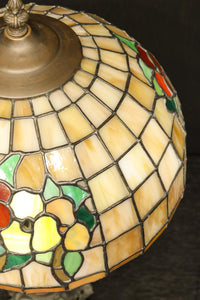 オレンジのステンドグラスが温かみある明りを灯すスタンドライト DC6013