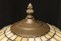 オレンジのステンドグラスが温かみある明りを灯すスタンドライト DC6013