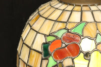 オレンジのステンドグラスが温かみある明りを灯すスタンドライト DC6013