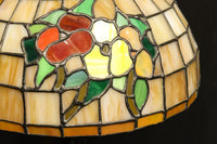 オレンジのステンドグラスが温かみある明りを灯すスタンドライト DC6013