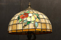 オレンジのステンドグラスが温かみある明りを灯すスタンドライト DC6013