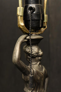 オレンジのステンドグラスが温かみある明りを灯すスタンドライト DC6013