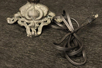 オレンジのステンドグラスが温かみある明りを灯すスタンドライト DC6013