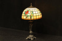 オレンジのステンドグラスが温かみある明りを灯すスタンドライト DC6013
