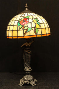 オレンジのステンドグラスが温かみある明りを灯すスタンドライト DC6013