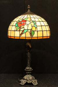 オレンジのステンドグラスが温かみある明りを灯すスタンドライト DC6013