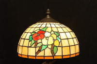 オレンジのステンドグラスが温かみある明りを灯すスタンドライト DC6013