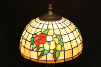 オレンジのステンドグラスが温かみある明りを灯すスタンドライト DC6013