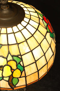 オレンジのステンドグラスが温かみある明りを灯すスタンドライト DC6013