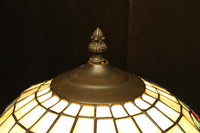 オレンジのステンドグラスが温かみある明りを灯すスタンドライト DC6013