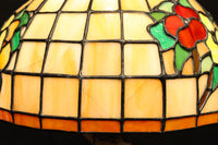 オレンジのステンドグラスが温かみある明りを灯すスタンドライト DC6013