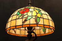 オレンジのステンドグラスが温かみある明りを灯すスタンドライト DC6013