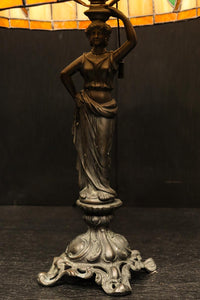 オレンジのステンドグラスが温かみある明りを灯すスタンドライト DC6013