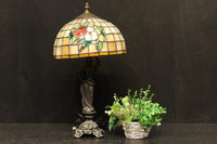 オレンジのステンドグラスが温かみある明りを灯すスタンドライト DC6013